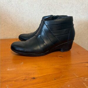 Clark’s Malia Hue Elegant Black Leather Ankle Boots Booties Women’s Size 8.5 M